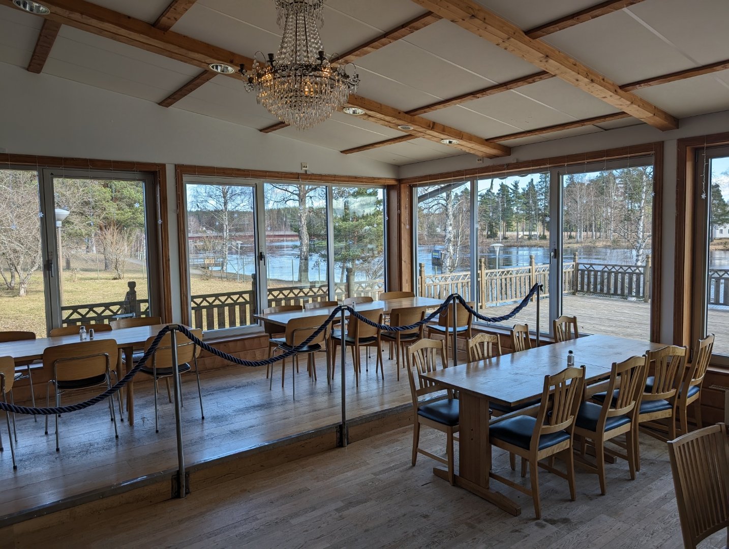 Uppdukat bord i matsalen på Flottaren — dukat för kvällens meny.