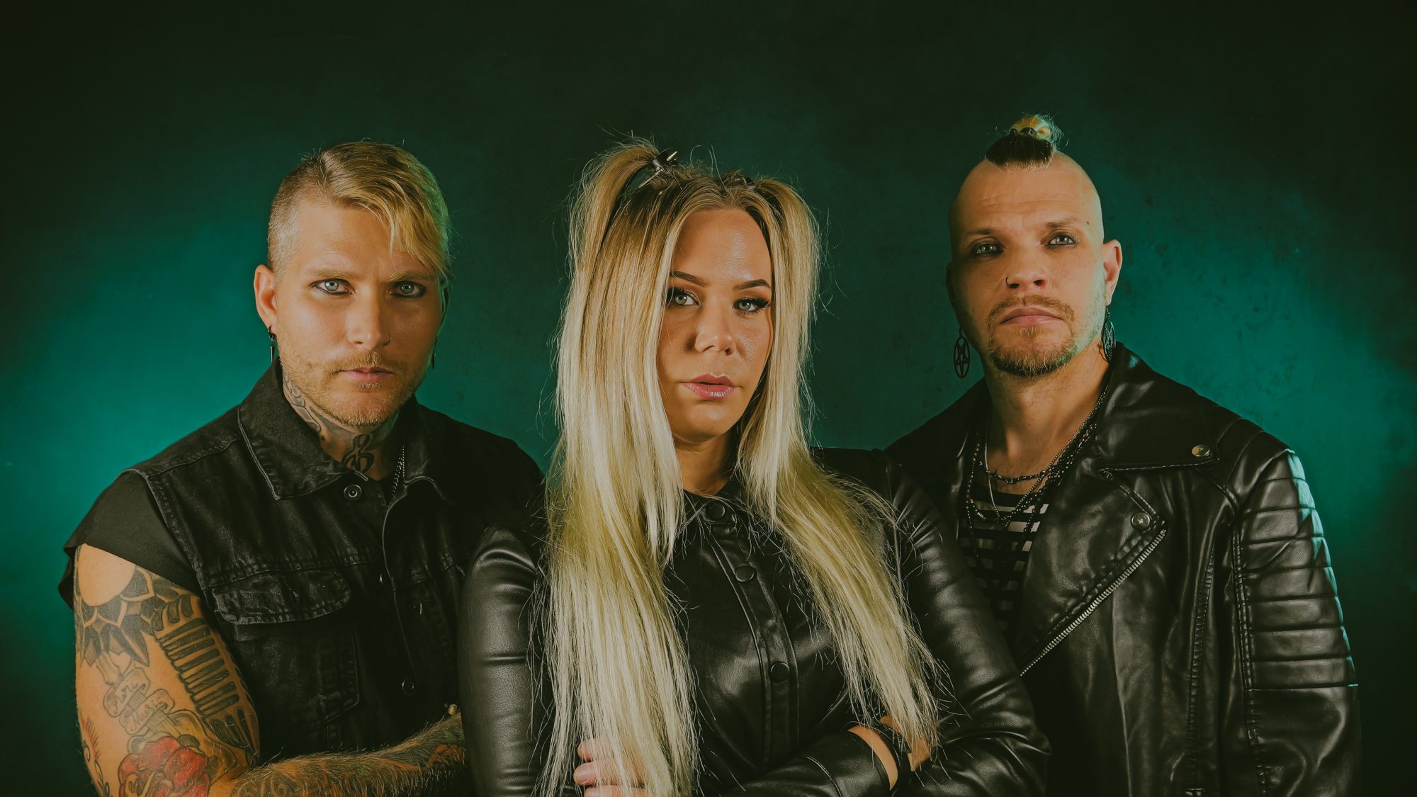 Sofie Svensson & Dom Där – gruppbild mot grön bakgrund