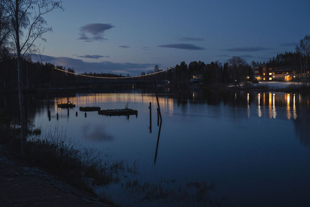 Västerdalälven i vinterkvällsljus med belysning